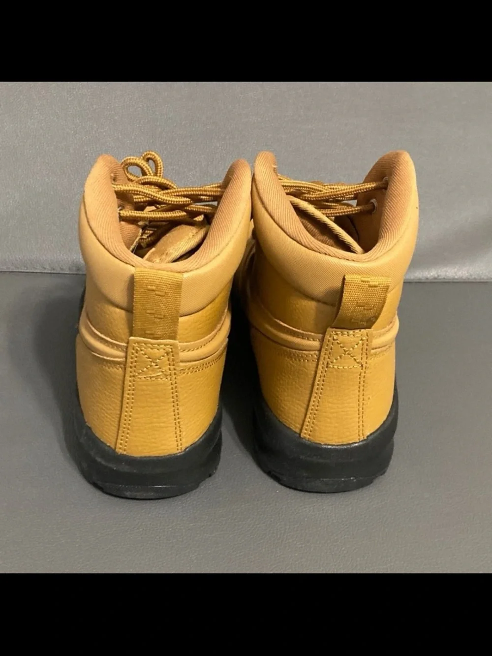 Nike Manoa women’s 6.5/youth 5 brand new!
